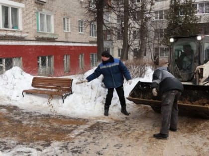 В подмосковной Кашире проводится противогололедная обработка