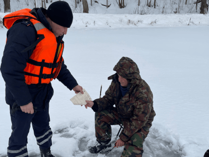 Рыбакам Люберец напомнили правила безопасного нахождения на льду водоема
