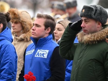 Молодогвардейцы из Каширы приняли участие в церемонии возложения цветов к мемориалу «Могила Неизвестного Солдата»