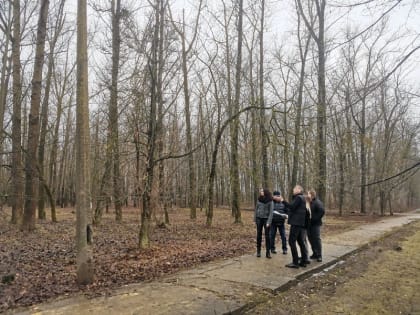 Партийцы Воскресенска посетили парк «Москворецкий»