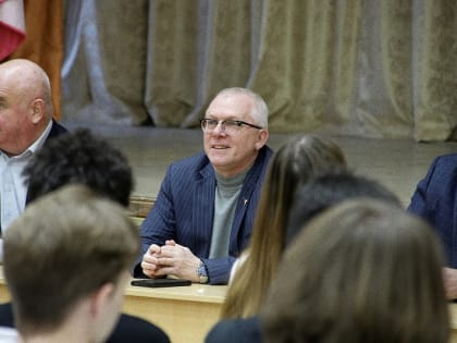 Партийцы обсудили актуальные вопросы политики с воскресенскими старшеклассниками