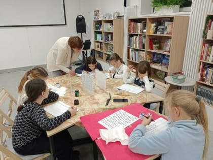 Занятие по каллиграфии в Рузской библиотеке