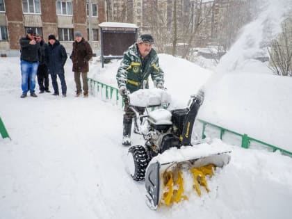 принял участие в мониторинге уборки снега в городе