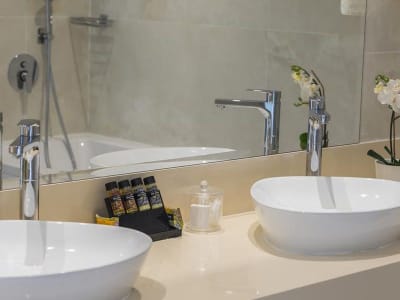 Фото TWIN ROOM INLAND/SEA VIEW