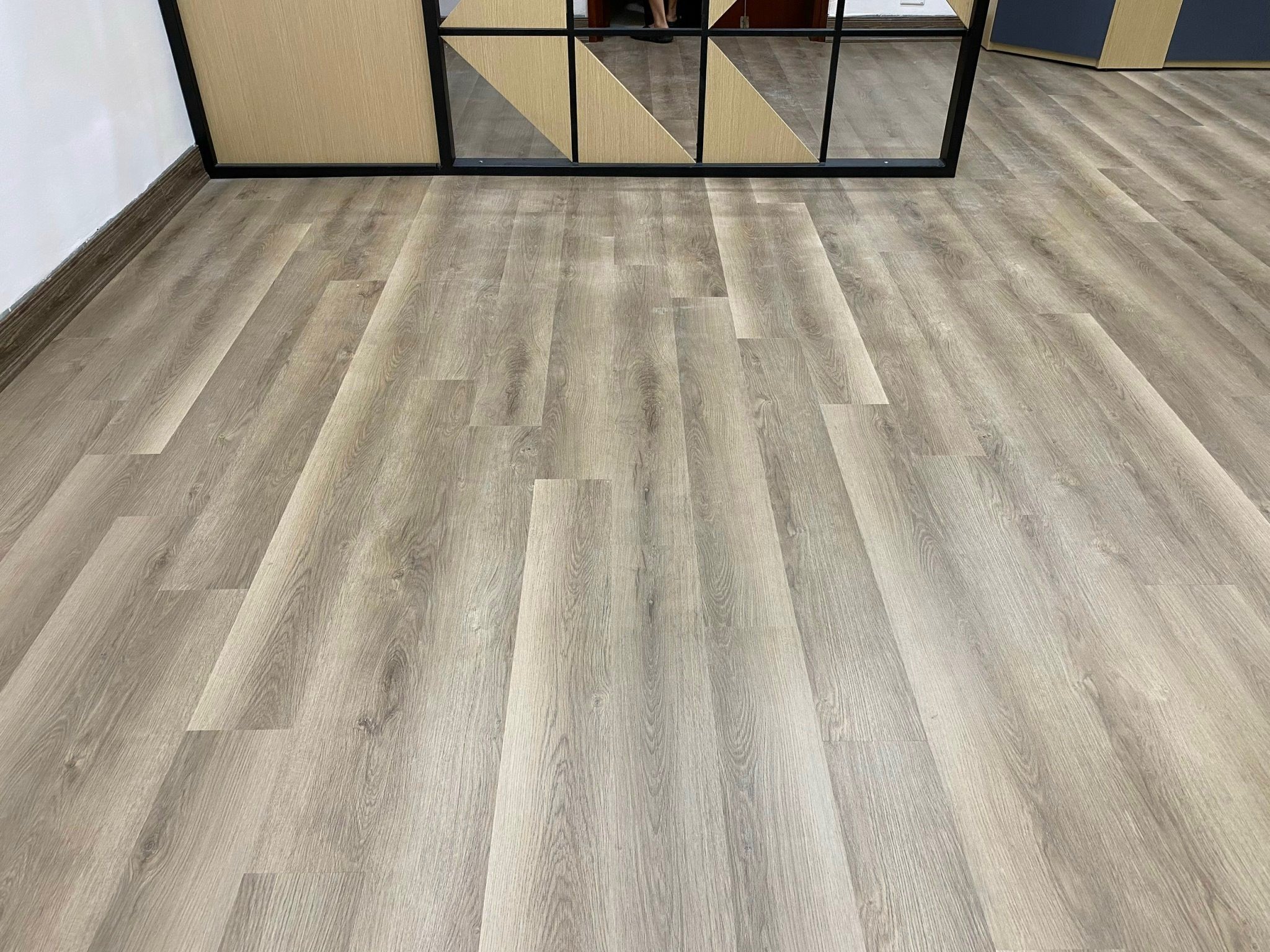 2. Gạch Porcelain Khổ Lớn - Vẻ Đẹp Vượt Thời Gian, Thách Thức Độ Ẩm