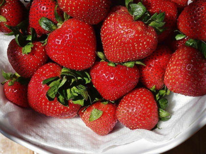 Эта ягода — считается самой вредной: а мы покупаем ее как лакомство, еще и уговариваем детей кушать