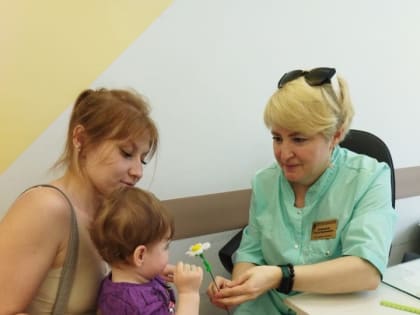Маленьким пациентам Менделеевской поликлиники вручали ромашки
