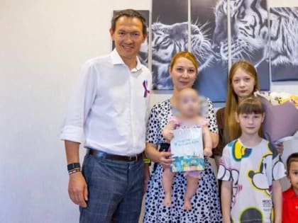 Тимур Нагуманов поздравил две семьи военнослужащих с рождением детей