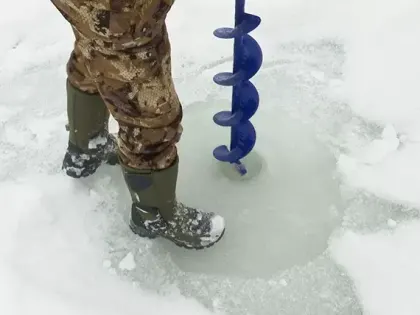 Для спасения рыбы: в Татарстане сотрудники Госкомитета РТ бурят лунки на водоемах