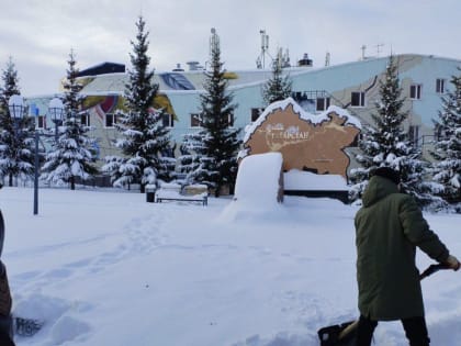 Студенты помогают в уборке снега в городе