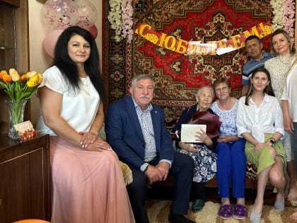 Глава района Рягат Хусаинов поздравил со 100-летним юбилеем Клавдию Карташову