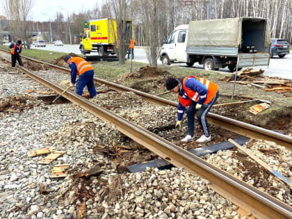 В апреле сотрудники «Метроэлектротранса» заменили 105 изношенных шпал