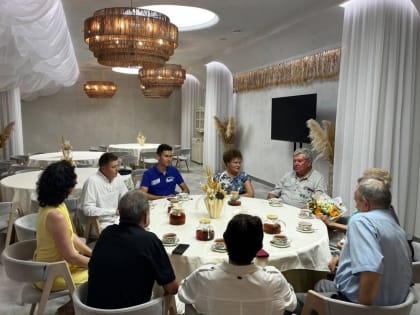 Депутаты и молодогвардейцы поздравили семейные пары