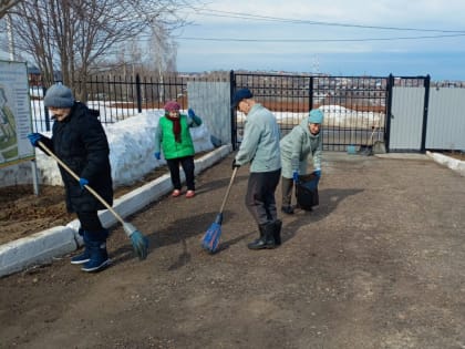 В Верхнеуслонском доме-интернате прошел субботник
