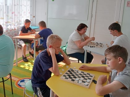 Шашечный турнир организовали в социальном приюте «Забота»