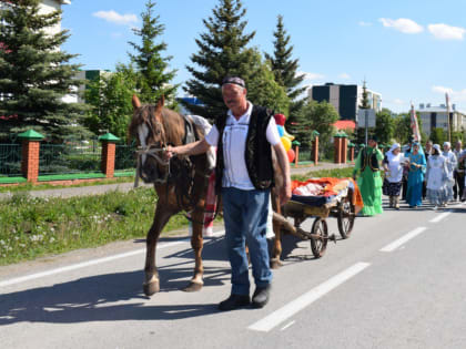Сбор подарков “Бирнә җыю” для национального праздника Сабантуй.