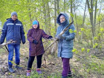 В рамках экологического Двухмесячника  работниками Альмендеровского сельского поселения   выполнены  работы по очистке от мусора и сухой листвы  территории посадки