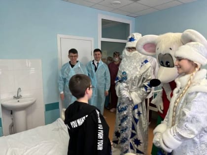 Марат Гирфанов в костюме Деда Мороза посетил юных лениногорцев