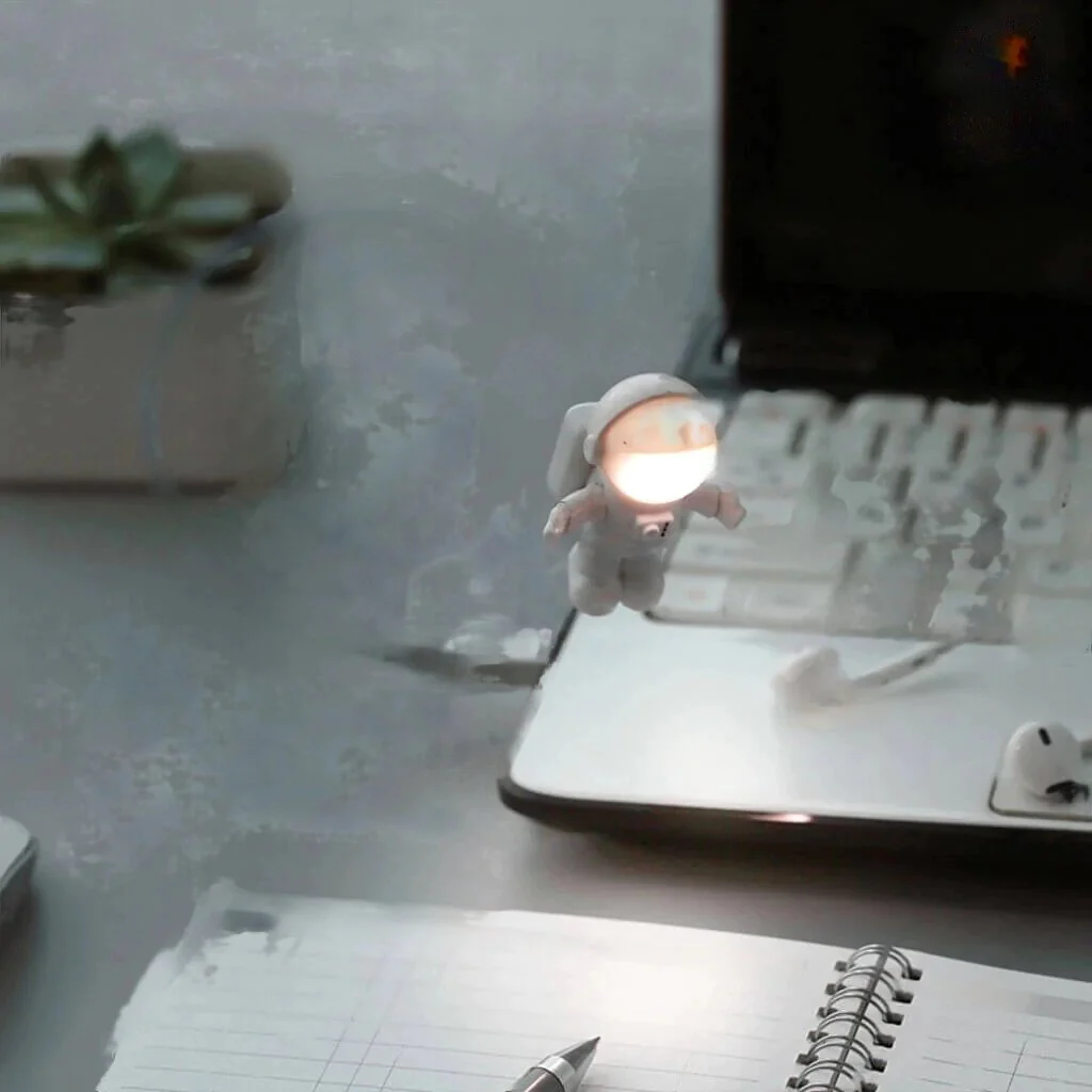 Astronaut USB Night Light – Cute Space Lamp Unique