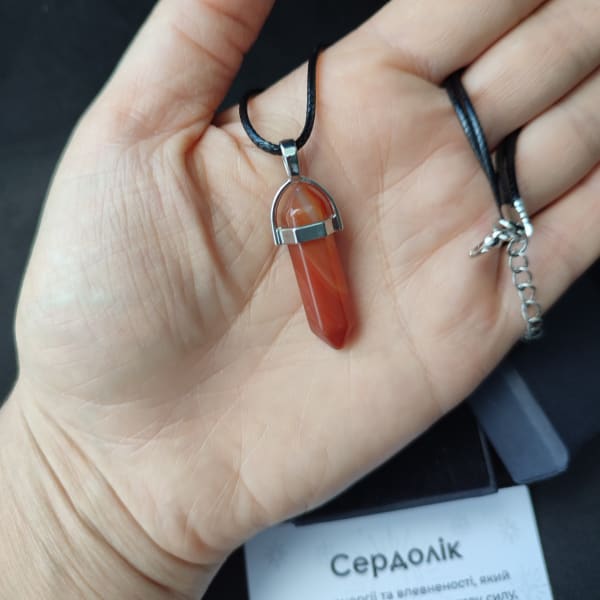 Кулон сердолік натуральний камінь шестикутник на шнурку 65 см в подарунковій коробочці з вкладишем