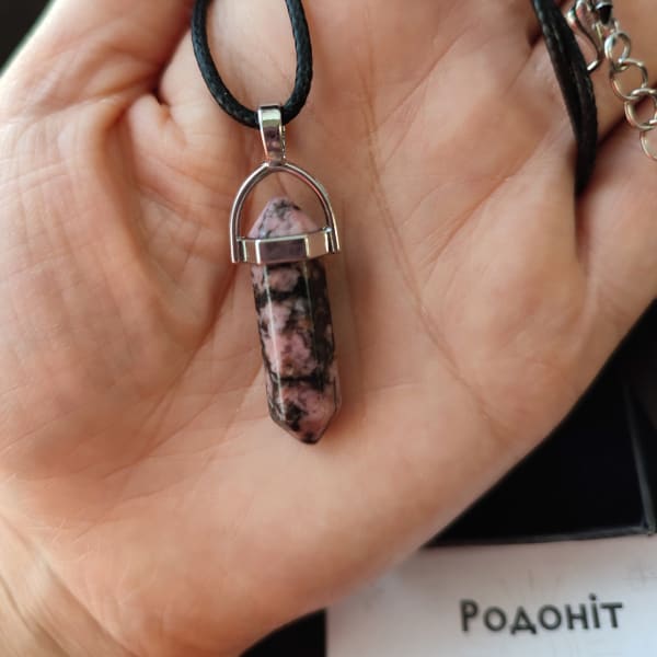 Кулон родоніт натуральний камінь шестикутник на шнурку 65 см в подарунковій коробочці з вкладишем