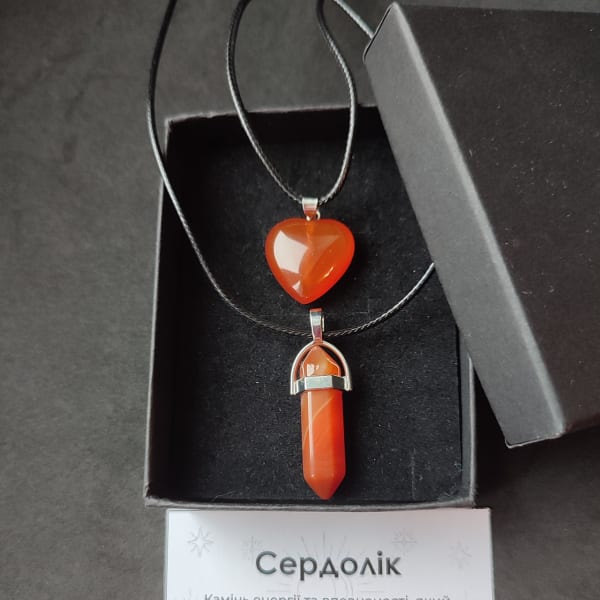 Комплект кулонів сердолік натуральний камінь сердечко і шестикутник в подарунковій коробочці з вкладишем