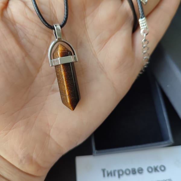 Кулон тигрове око натуральний камінь шестикутник на шнурку 65 см в подарунковій коробочці з вкладишем