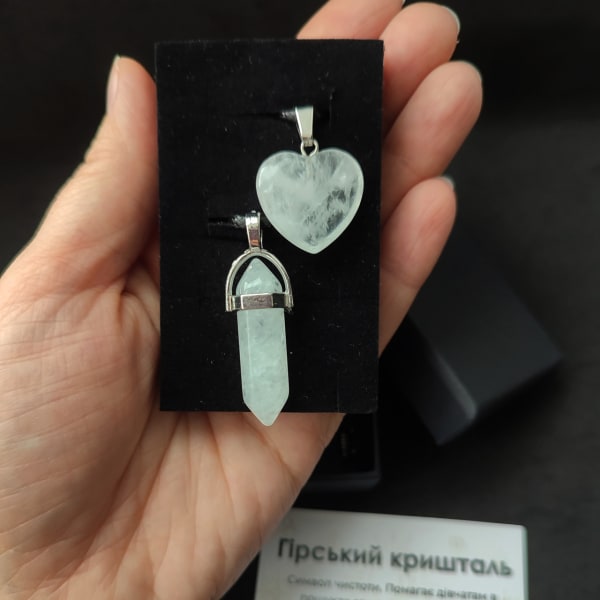 Комплект кулонів гірський кришталь натуральний камінь сердечко і шестикутник в подарунковій коробочці з вкладишем