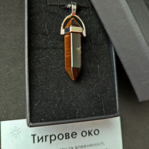 Кулон тигрове око натуральний камінь шестикутник на шнурку 65 см в подарунковій коробочці з вкладишем