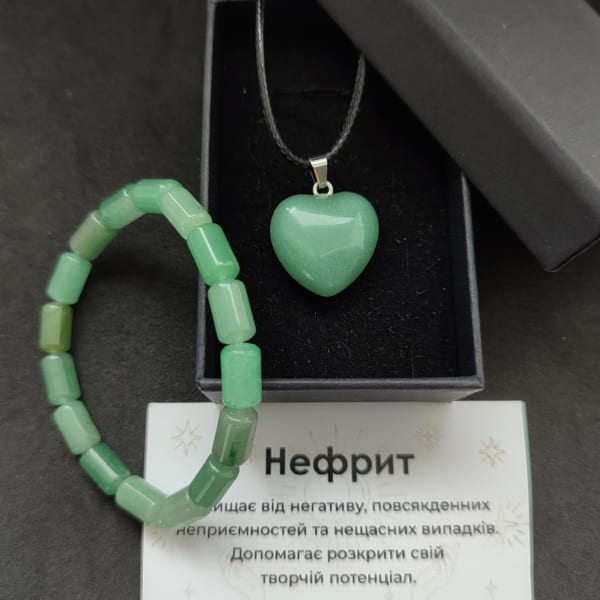 Комплект нефрит натуральний камінь браслет циліндр 10*6 мм і кулон сердечко на шнурку 45 см в подарунковій коробочці з вкладишем