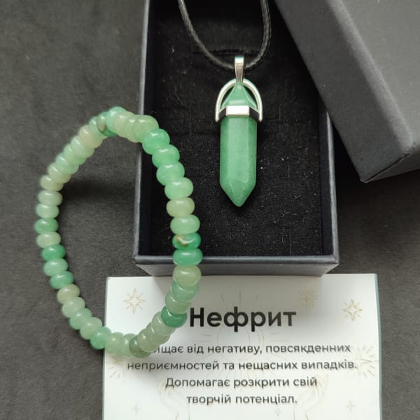 Комплект нефрит натуральний камінь браслет рондель 6*4 мм і кулон шестикутник на шнурку 65 см в подарунковій коробочці з вкладишем