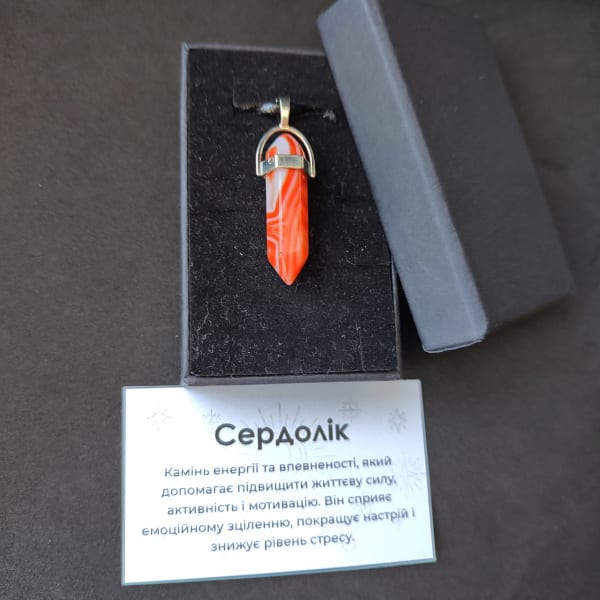 Кулон сердолік натуральний камінь шестикутник на шнурку 65 см в подарунковій коробочці з вкладишем