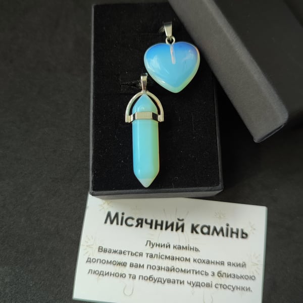Комплект кулонів місячний камінь (синтетичний) — сердечко і шестикутник в подарунковій коробочці з вкладишем