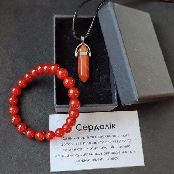 Комплект сердолік натуральний камінь браслет 8 мм і кулон шестикутник на шнурку 65 см в подарунковій коробочці з вкладишем