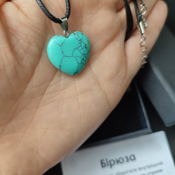 Кулон бірюза зелена (прес) натуральний камінь сердечко на шнурку 45 см в подарунковій коробочці