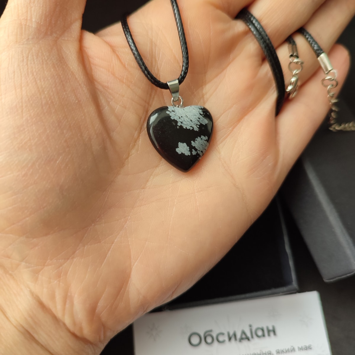 Кулон обсидіан сніжний натуральний камінь сердечко на шнурку 45см в подарунковій коробочці з вкладишем