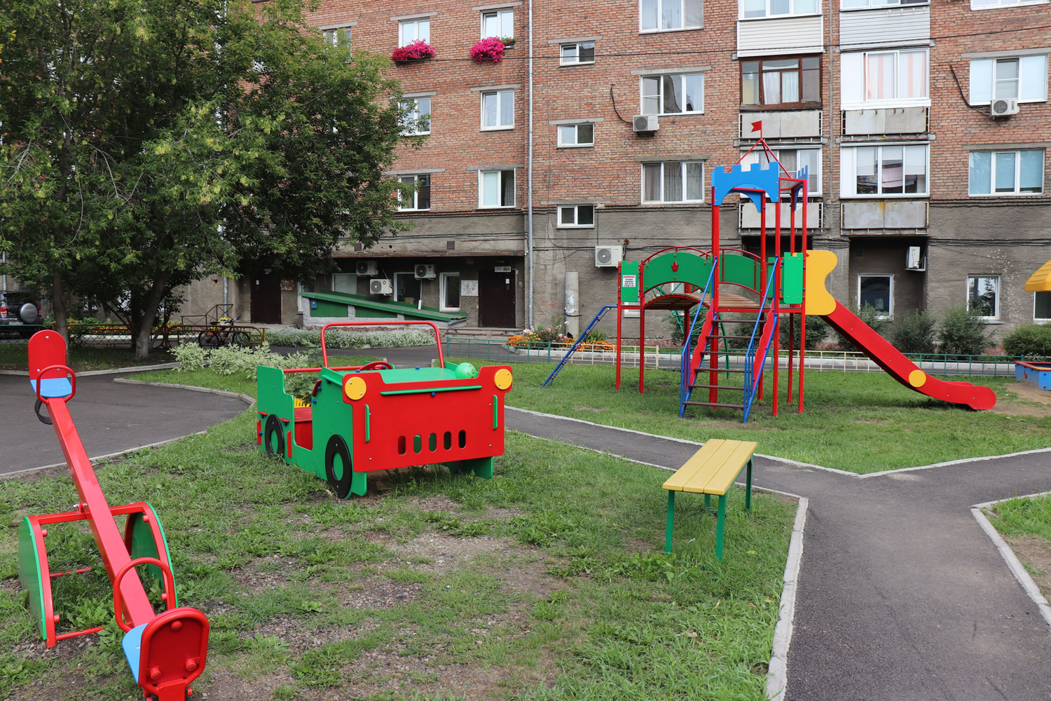 Дворы челябинска. Красноярск Центральный район дворы. Благоустроенный двор Красноярск. Благоустройство дворовых территорий в Красноярске. Дворы в центре Красноярска.