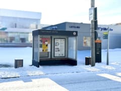 На трамвайных остановках Ачинска появились афиши Фестиваля имени Смоктуновского