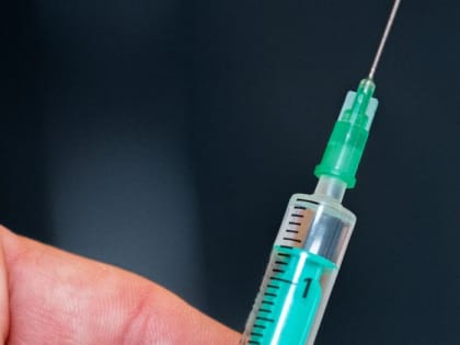 Грабитель, угрожавший продавцу магазина шприцем, получил условный срок