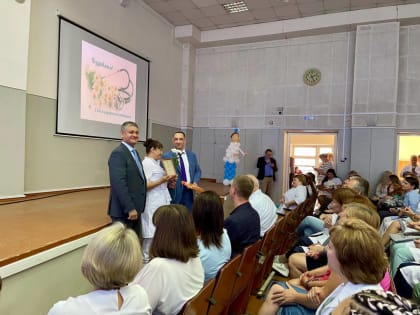 В Красноярском крае единороссы и сторонники партии поздравили медиков