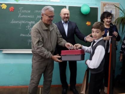 Губернатор Красноярского края подарил юному рыбаку спиннинг