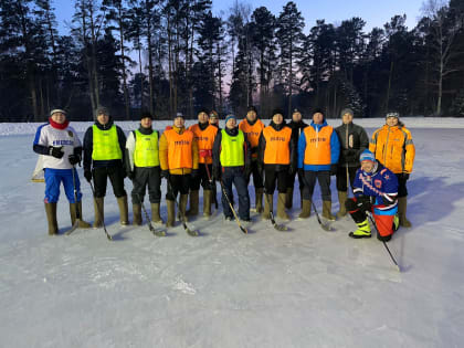 Скрестили клюшки в товарищеской игре по хоккею в валенках