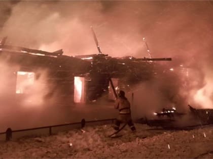 Крупный пожар произошел в спортзале деревенской школы на юго-западе Красноярского края (видео)