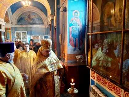 Отец благочинный совершил молебен перед расстрелянной иконой Пресвятой Богородицы