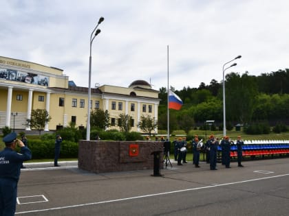 Академия отметила День России торжественными мероприятиями и патриотическим флешмобом