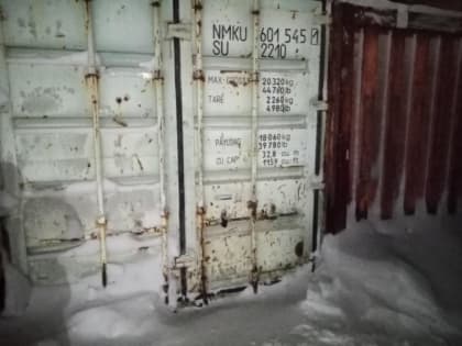 В Красноярском крае двоих мужчин отправили в колонию за кражу продуктов из контейнера