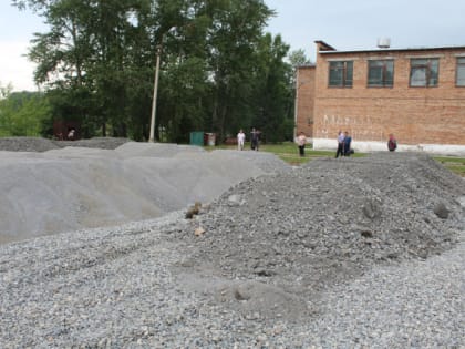 Недобросовестный подрядчик срывает сроки строительства спортивной площадки в п. Причулымский