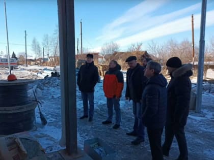 Единороссы проверили ремонт школы и строительство новой поликлиники в рамках партийного десанта