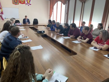 Еще 13 молодых специалистов села получили жилищные сертификаты из рук главы Ужурского района Константина Зарецкого