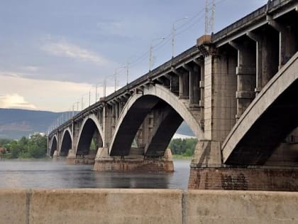 Красноярец упал с Коммунального моста